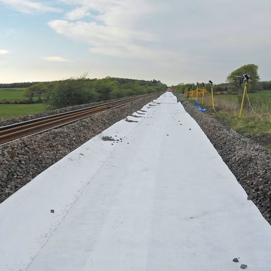 China Fabricante CE/ASTM/GB Estándares PP/Pet Geotextil de tela perforada con aguja no tejida para agricultura Vertedero Lago Mina Túnel Construcción de carreteras